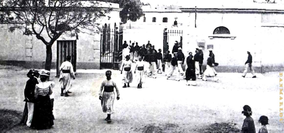 3083- Alger - Caserne d'Orleans2 - 1910.jpg